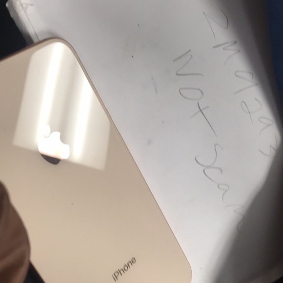 iPhone 8 used, in good condition. - Picture 3 of 5